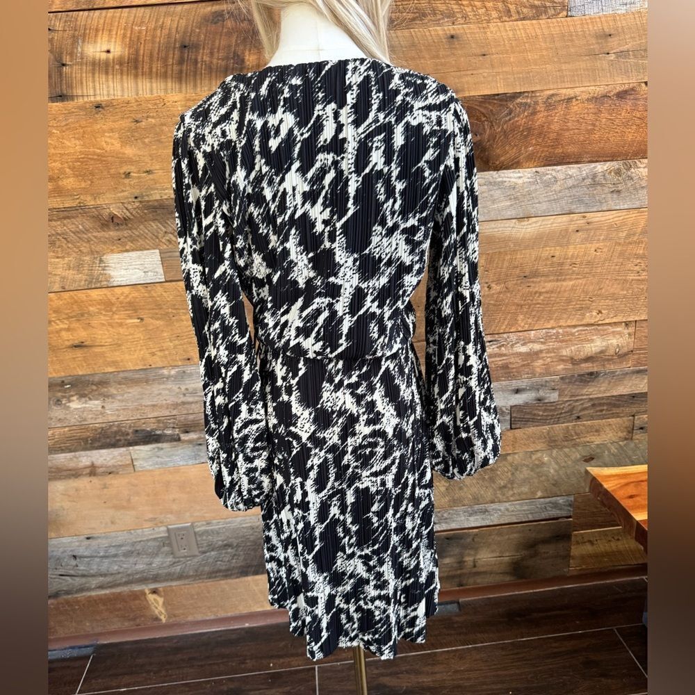 H&M PLISSÉ WRAP DRESS - Picture 4 of 14